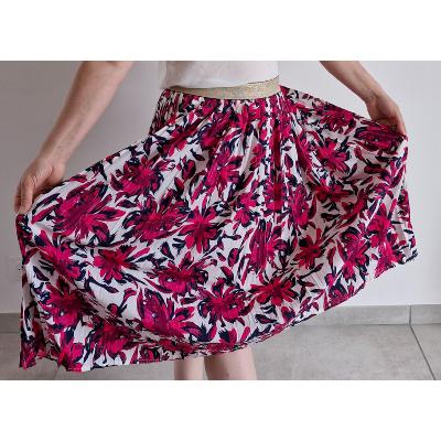 Jupe plissée fleurs roses